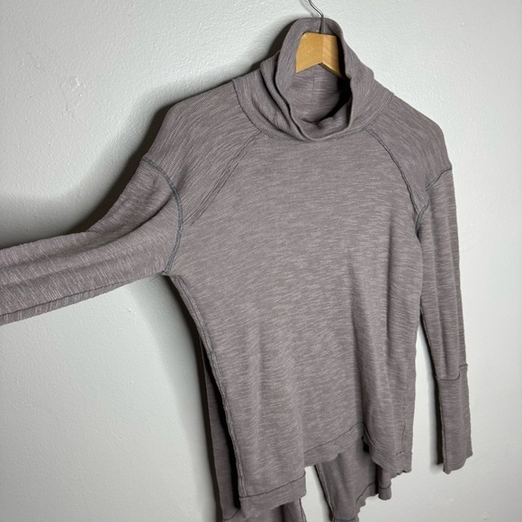 Free People We the Free - Split Back Turtleneck Ribbed Sweater
Oversized - Picture 5 of 10